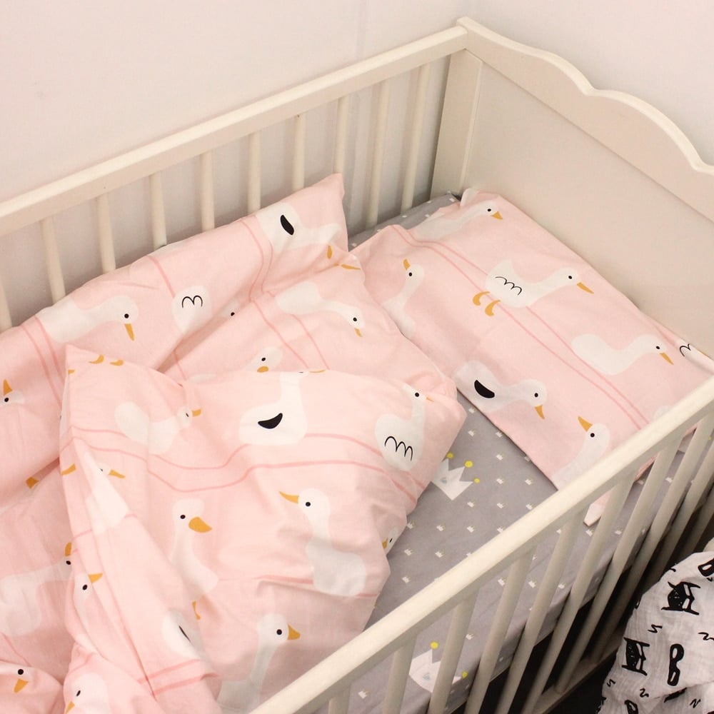 crib sheets and blankets